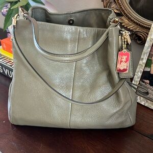 Coach hobo style handbag. Super soft leather. Excellent condition!